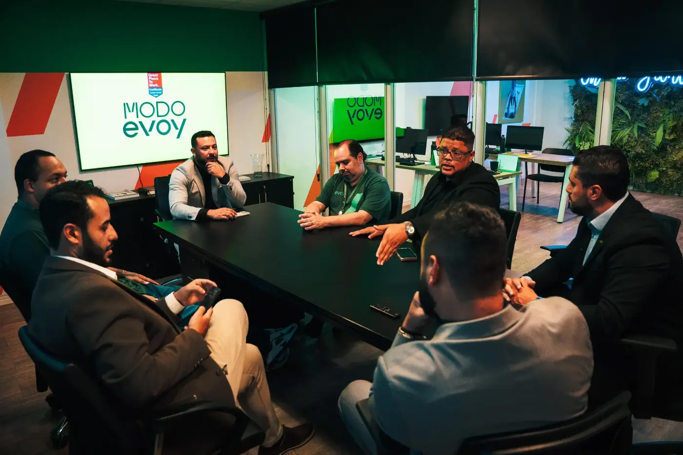 Silas e equipe em reunião comercial